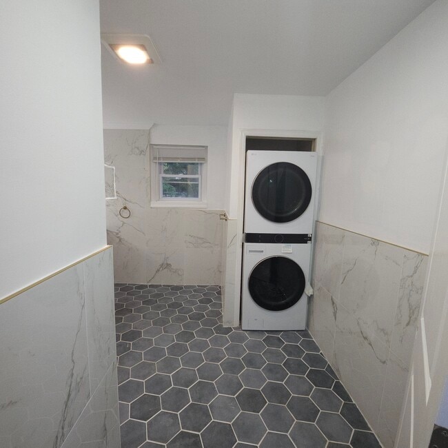 Building Photo - 214 Hermitage St