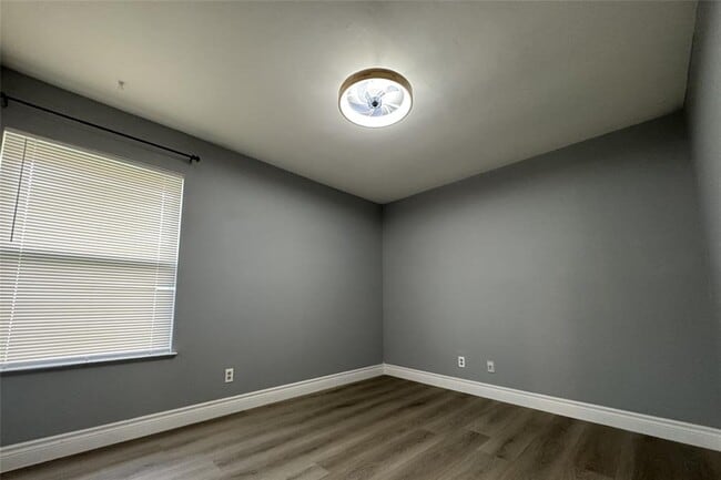 Building Photo - 3520 Roanoke Dr