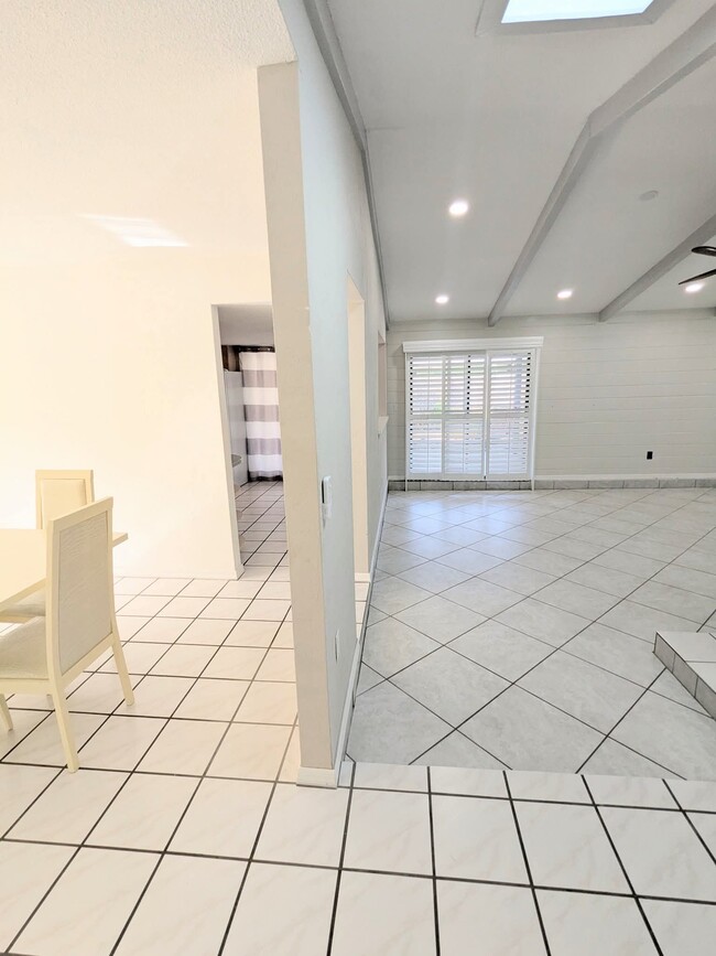 Building Photo - 945 Bramble Bush Cir W