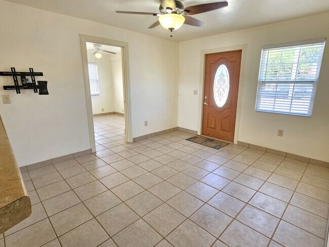 Building Photo - Annual Unfurnished 3 Bedroom 2 Bathroom Home in Nokomis!