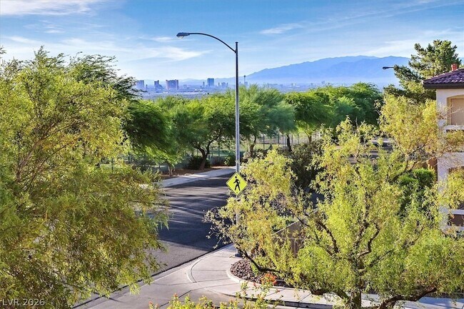 Building Photo - 2305 W Horizon Ridge Pkwy