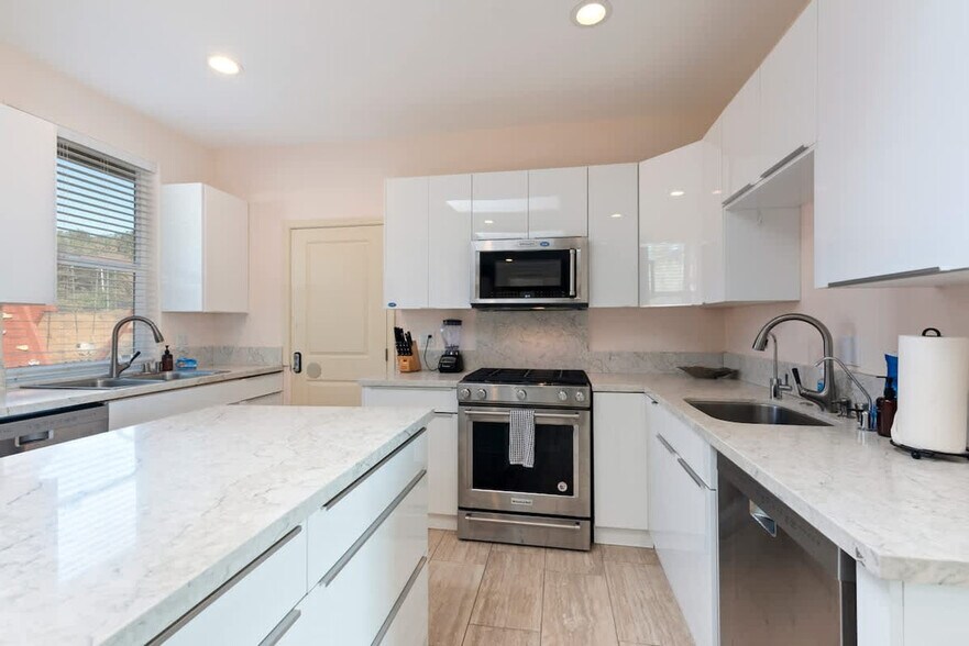 Building Photo - 17055 Rock Rd