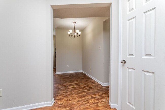 Building Photo - 2502-2502 E Morris Dr