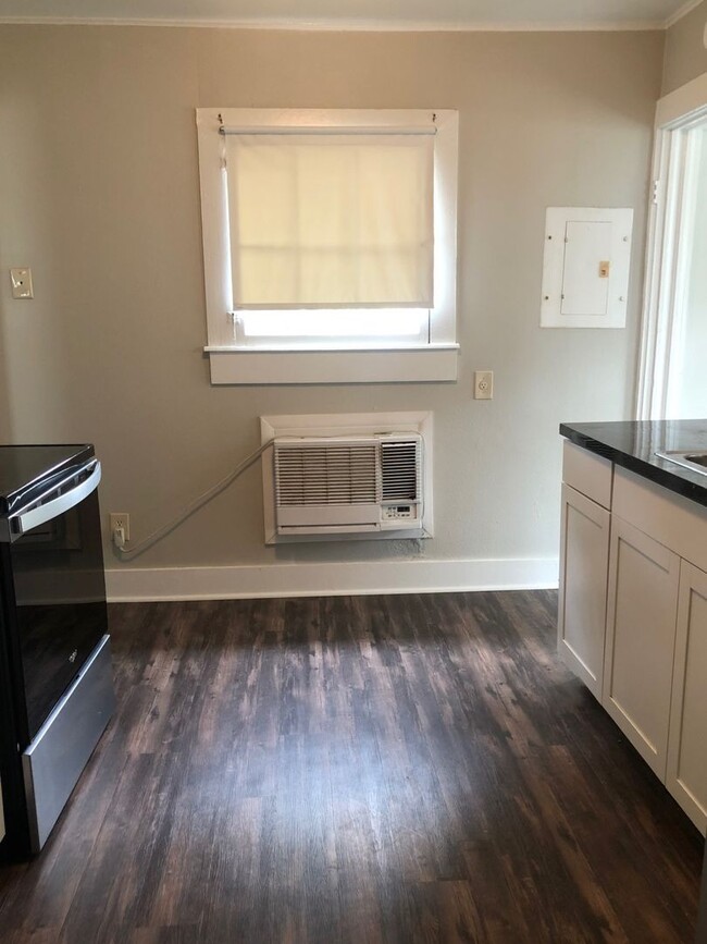 Building Photo - Historic Sanford Second Floor 1BR/1BA Apar...