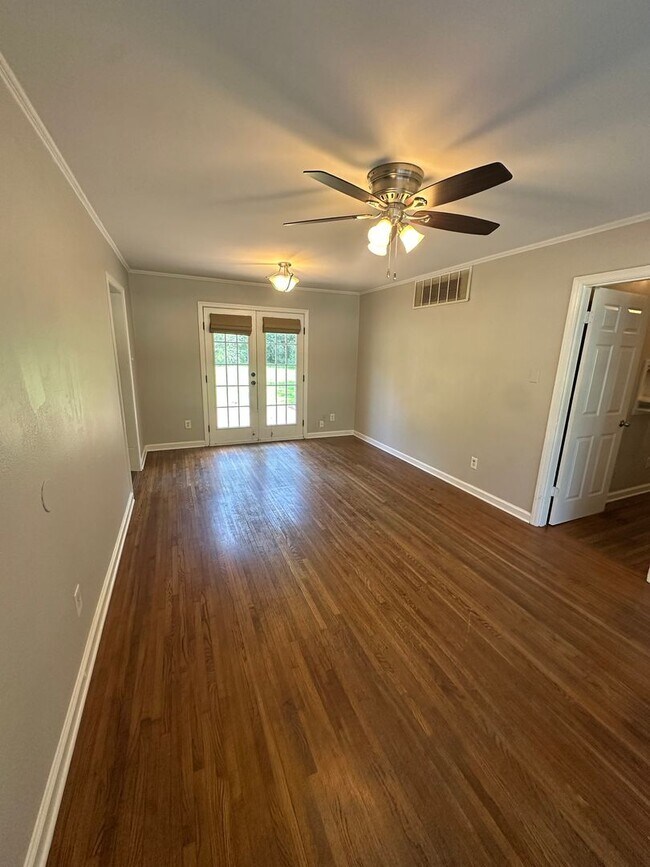 Building Photo - 3BD/1.5BA Home located in Colonial Acres!
