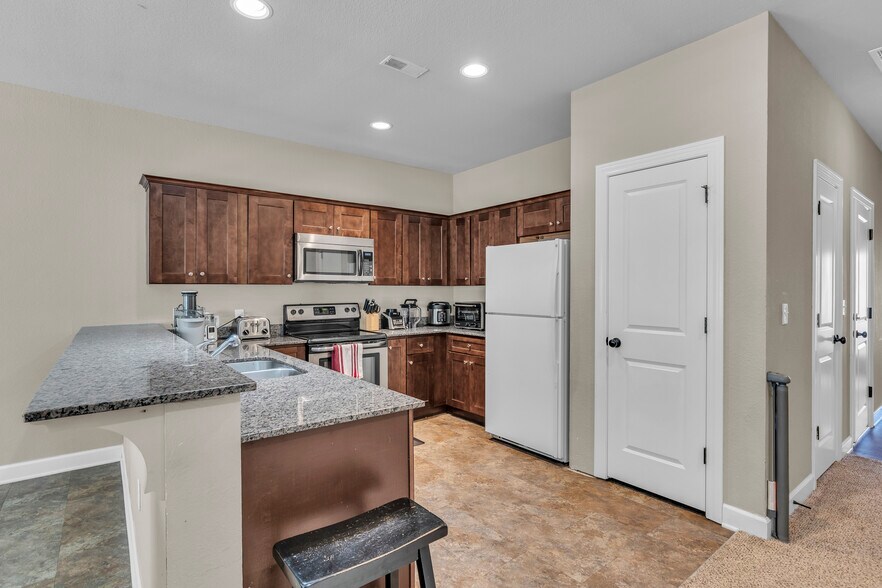 Building Photo - 9411 N Adrian Ave