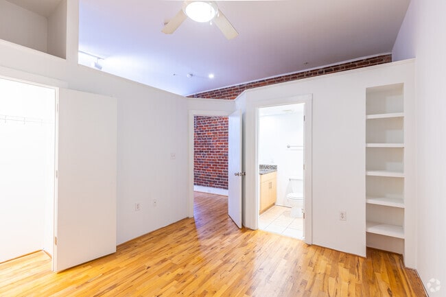 1BR, 1BA - Lofts on Market