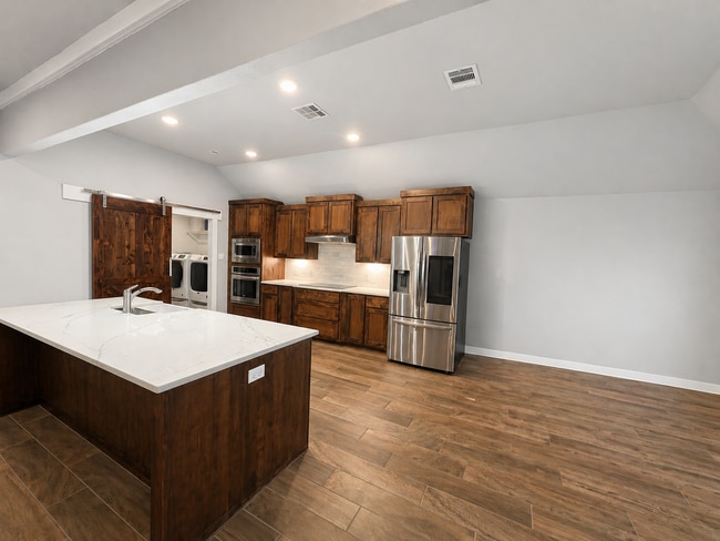 Building Photo - AVAILABLE FOR MOVE-IN WITH A 2-WEEK NOTICE