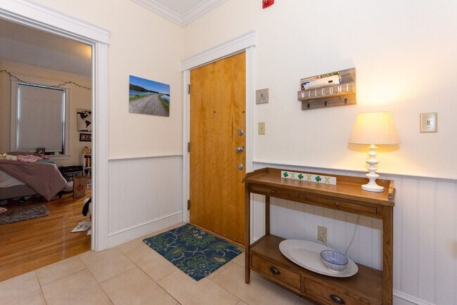 Building Photo - NO BROKER FEE!!!   4 bed/2 bath in Allston with updated kitchen ~ HT/HW included