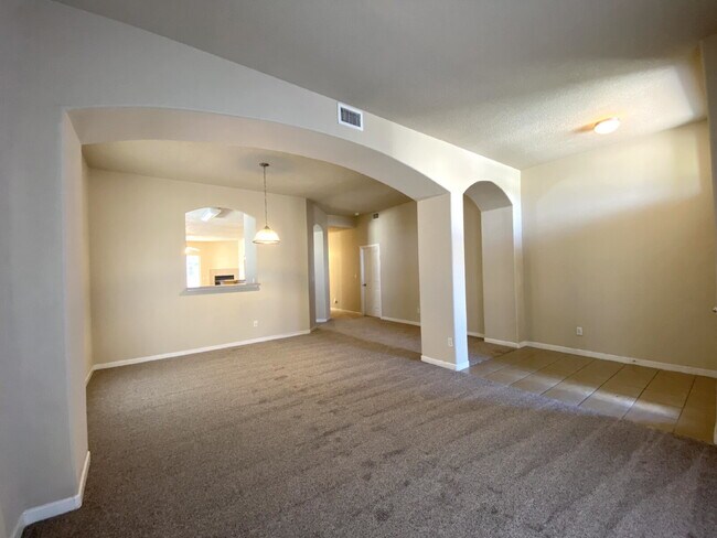 Building Photo - Spacious- 2 Living Rm/3BR/2Bath in Cabezon