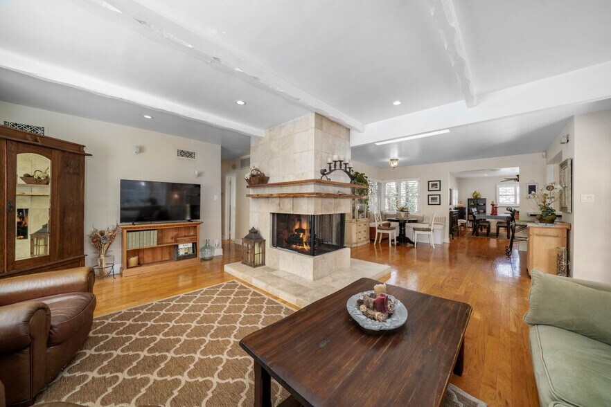 Building Photo - 4571 Canoga Dr