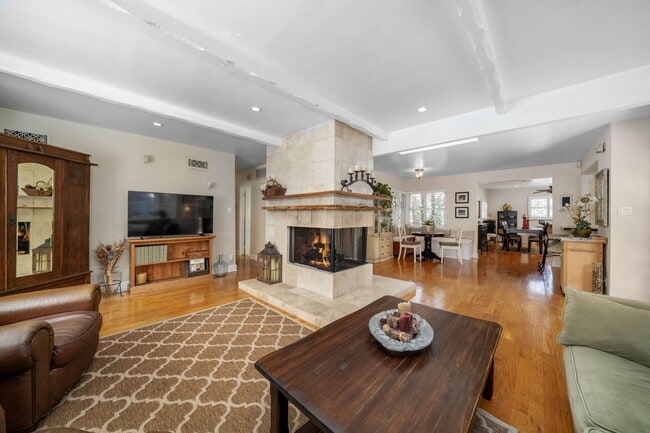 Building Photo - 4571 Canoga Dr