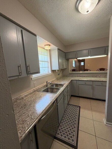 Building Photo - 417 De Armas St
