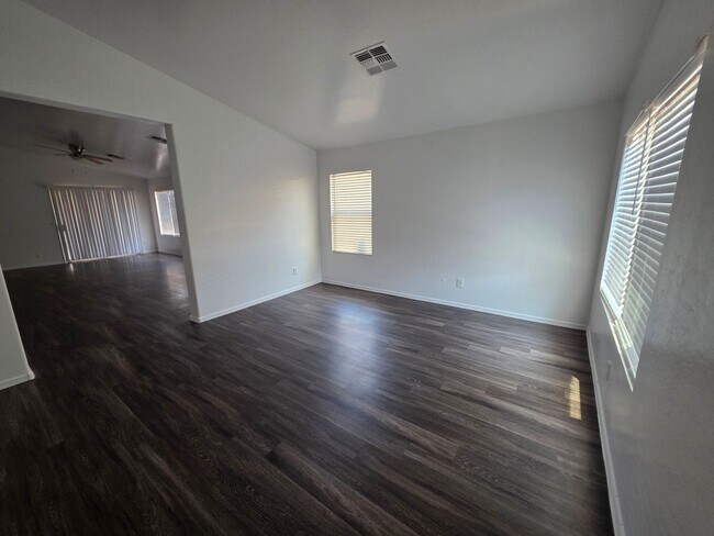 Building Photo - 4 Bedroom 2 Bath- Litchfield Park