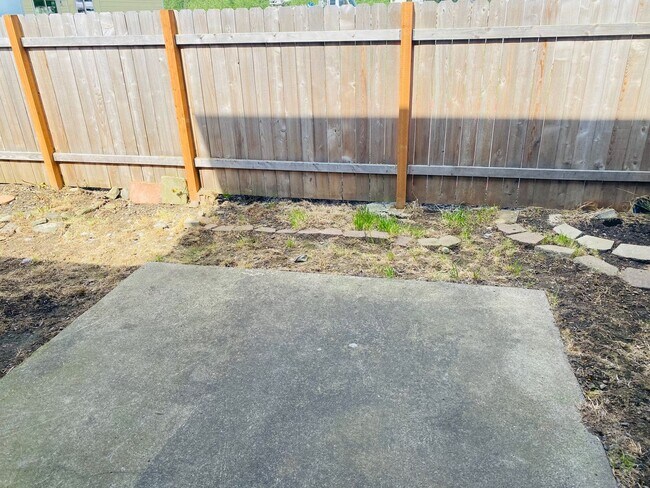 Building Photo - Freshly updated TH unit with private back ...