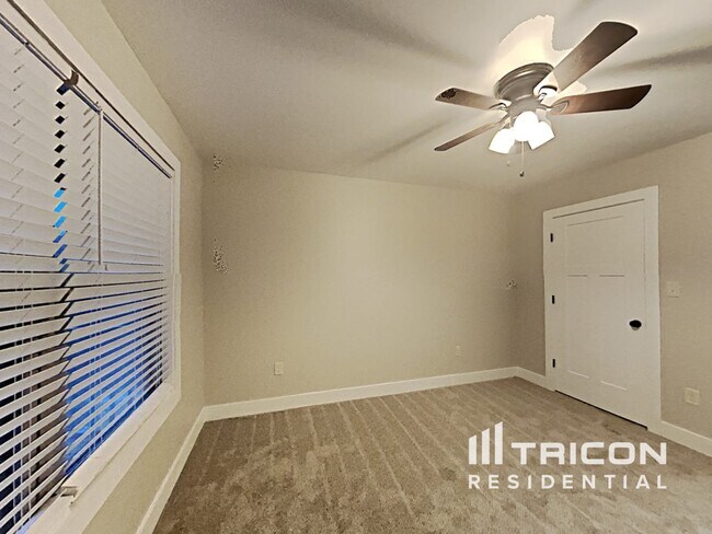 Building Photo - 702 Barkley Ave