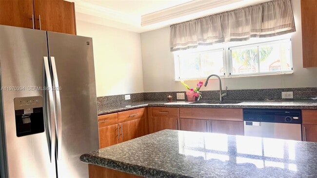 Building Photo - 621 NE 8th Ave