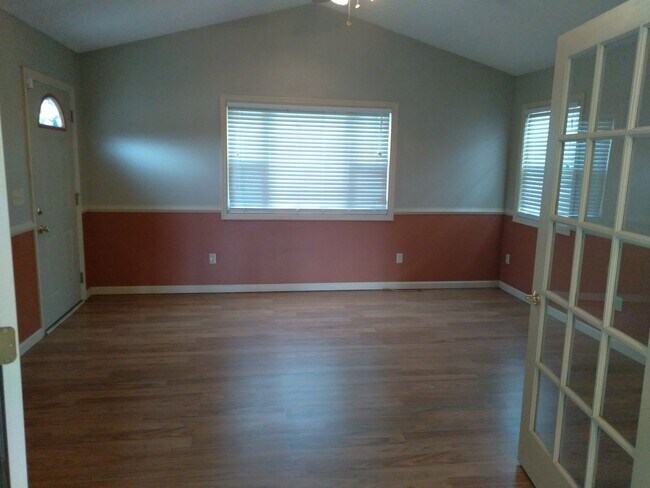 Building Photo - 307 Kyle Dr