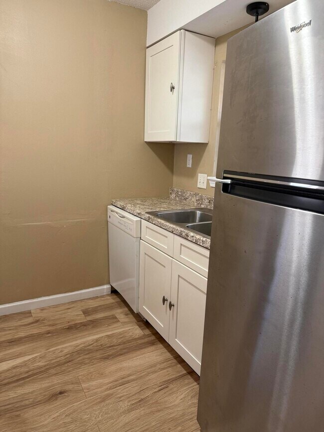 Building Photo - 607 W Sunset Blvd