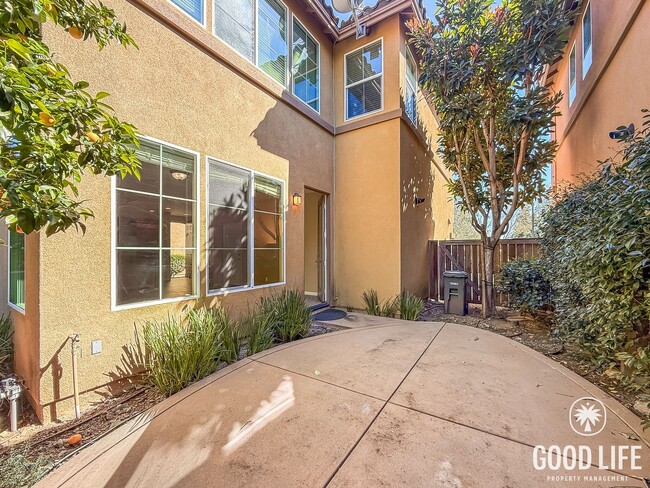 Building Photo - Stunning 4B/3BA house in San Elijo Hills!