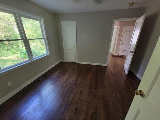 Building Photo - 1040 Shepherds Ln NE
