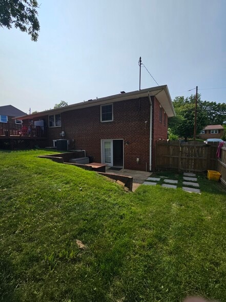 Yard view of Entry way - 3503 Dunnington Rd