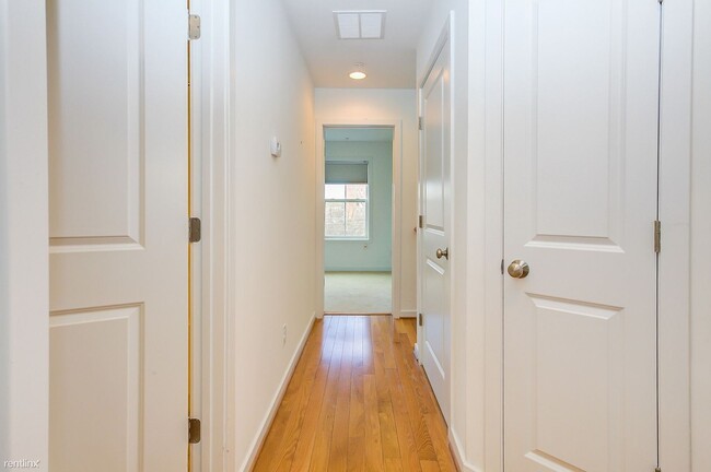 Building Photo - 4 br, 3.5 bath House - 866 Estes St