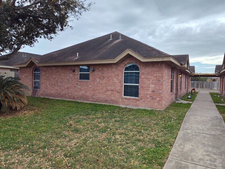 Building Photo - 2117 Aruba Dr
