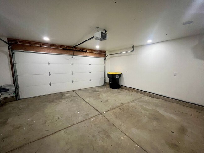 Building Photo - Beautifully Renovated 4-Bedroom Home in Canterberry Crossing