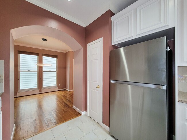 Building Photo - Great opportunity to lease a wonderful town home in the Montrose /Midtown location and within eas...