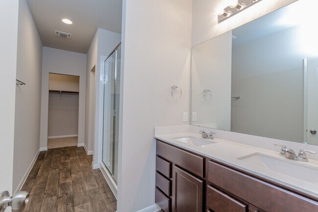 Building Photo - Beautiful 3 Bed / 2.5 Bath Home with High ...