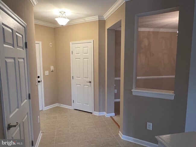 Building Photo - 812 Long Dr