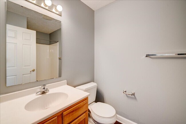 Building Photo - 3 bedroom 2 Bath Large Apartment Home $1,569/mo Rent