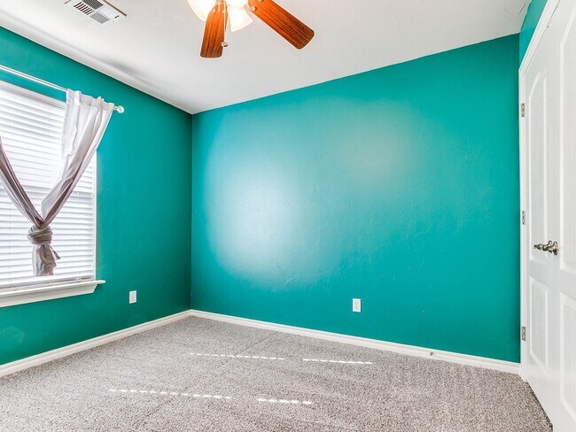 Building Photo - 2724 Busheywood Dr