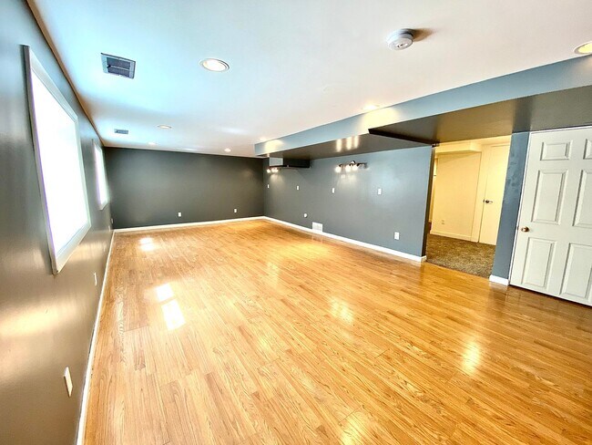 Building Photo - 4 Bedroom 2.5 bath on Central Rim minutes from downtown