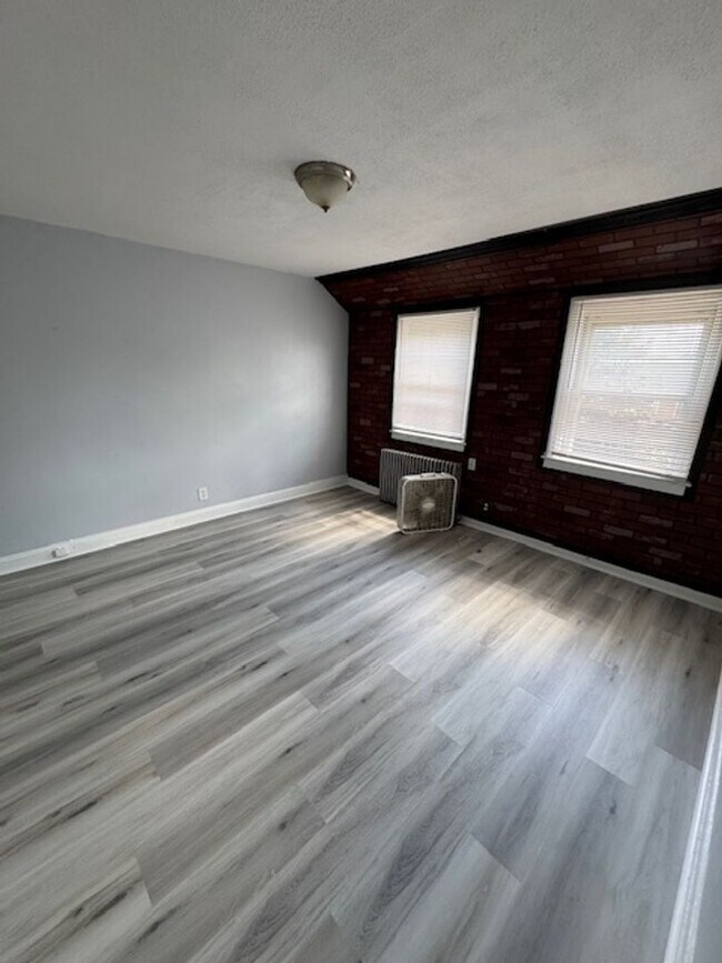 Building Photo - 3BED 2BATH $1600/MONTH!