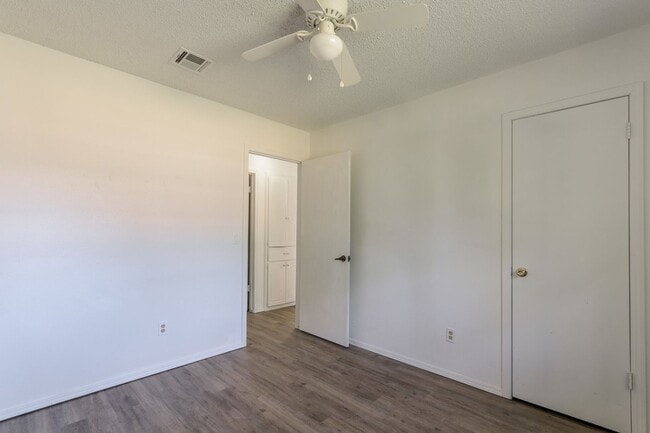 Building Photo - Cozy & Stylish Living Near ESA Park with F...