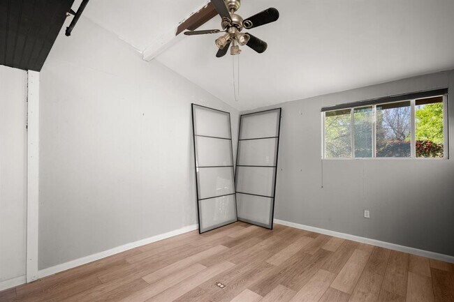 Building Photo - 3203 S Oak Dr