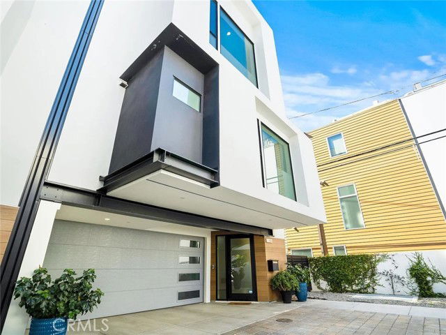 Building Photo - 811 1/2 North Detroit Street, Los Angeles, CA 90046 - 3 BR 3 BA house