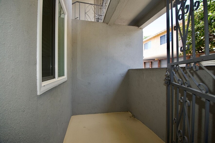 Building Photo - 527 Serrano Ave