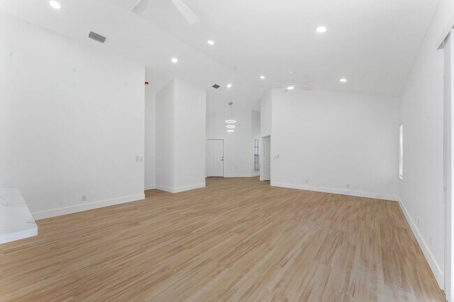 Building Photo - 897 Dickens Pl