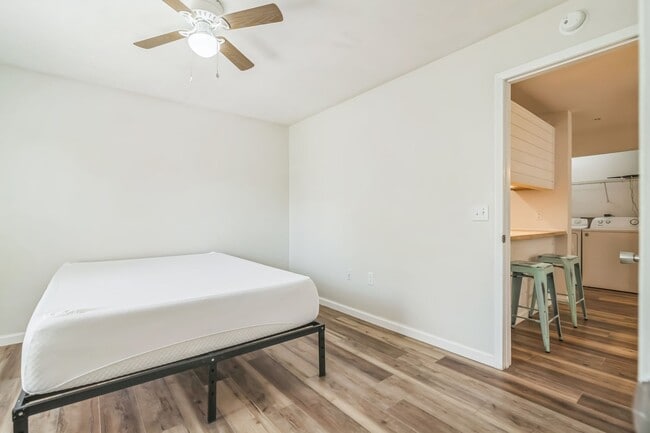 Building Photo - Furnished 4/4 University Terrace