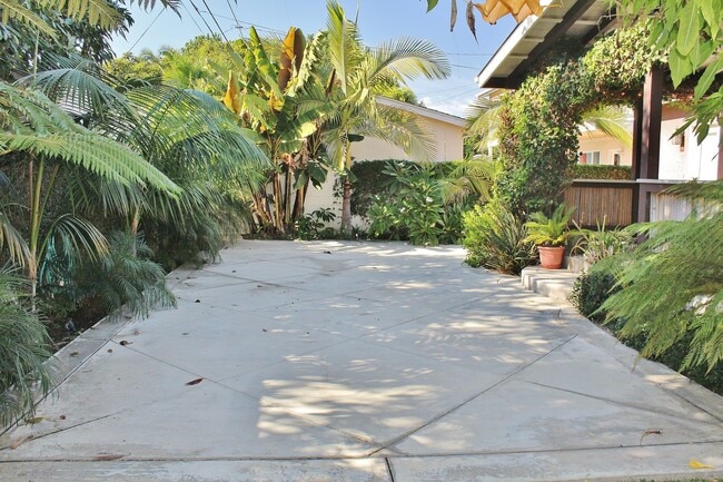 Building Photo - 3170 Strathmore Dr