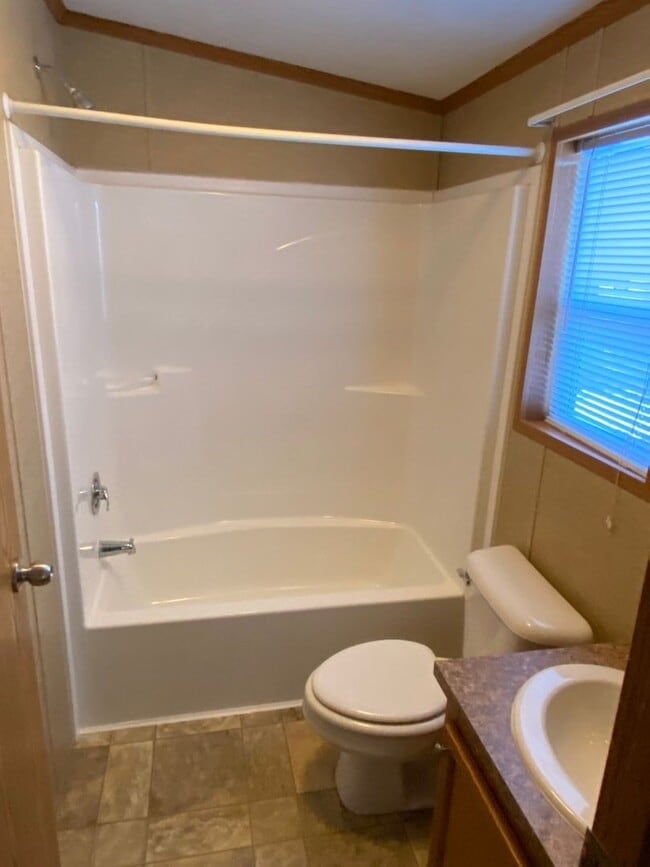 Building Photo - 3bd/2ba Renovated