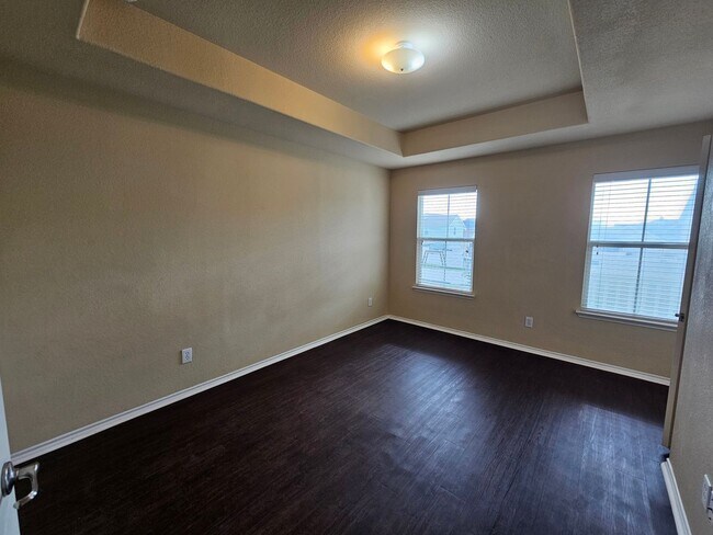 Building Photo - Available now ready for immediate move in  $500 off second month's rent move in special