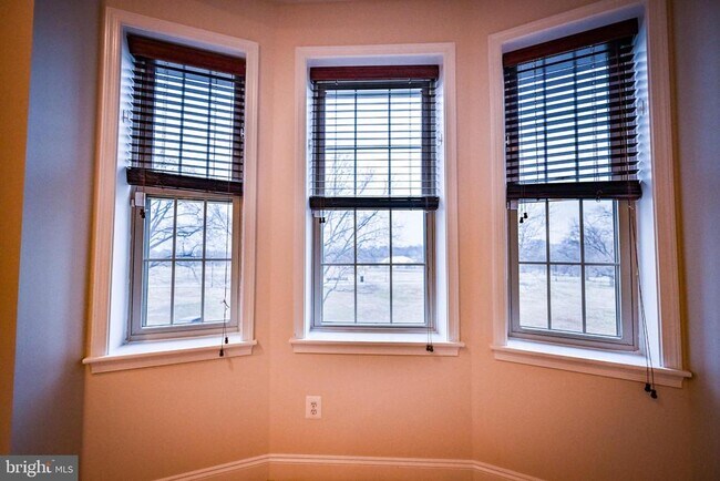 Building Photo - 263 S Ellwood Ave