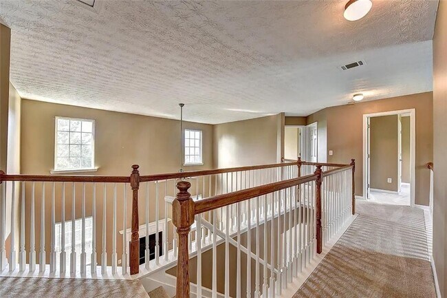 Building Photo - 670 Roxford Ln NE