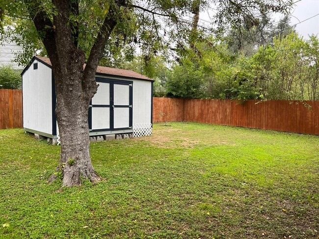 Building Photo - 1318 Broadmoor Dr