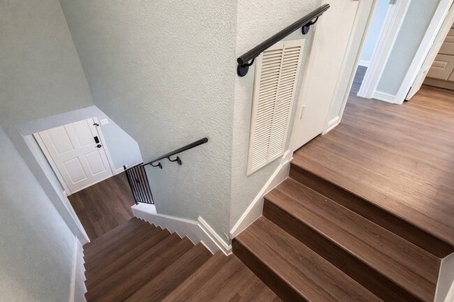 Building Photo - 16 Hill Top Ln