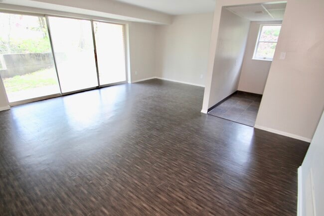 Interior Photo - JEFFERSON VILLAGE -- 077